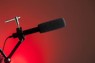 Renkli arkaplanda fotokopi alanı olan podcast mikrofon. Mikrofon stüdyoda. Mikrofon konsepti. Podcast konsepti.