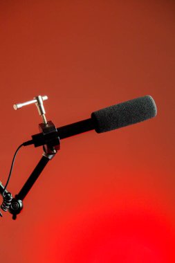 Renkli arkaplanda fotokopi alanı olan podcast mikrofon. Mikrofon stüdyoda. Mikrofon konsepti. Podcast konsepti.