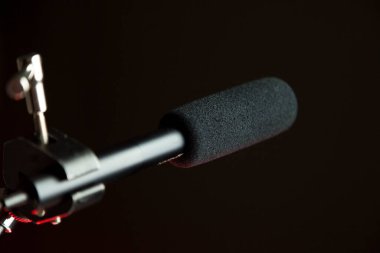 Renkli arkaplanda fotokopi alanı olan podcast mikrofon. Mikrofon stüdyoda. Mikrofon konsepti. Podcast konsepti.