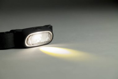 Baş lamba. Kamp konsepti. Işık konsepti.