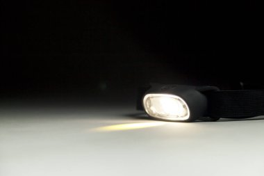 Baş lamba. Kamp konsepti. Işık konsepti.