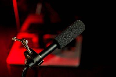 Renkli arkaplanda fotokopi alanı olan podcast mikrofon. Mikrofon stüdyoda. Mikrofon konsepti. Podcast konsepti.