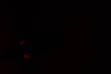 Renkli arkaplanda fotokopi alanı olan podcast mikrofon. Mikrofon stüdyoda. Mikrofon konsepti. Podcast konsepti.