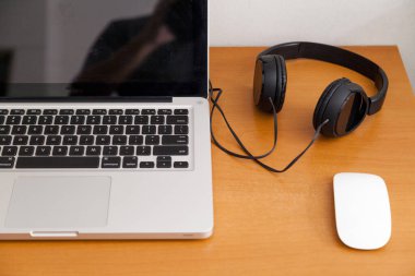 Defter, ofis masasının üstünde. Uzayı kopyala Çalışma alanı ve teknoloji. Not defteri konsepti. Merkez ofis kavramı.