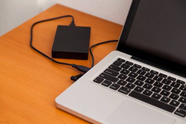 Defter, ofis masasının üstünde. Uzayı kopyala Çalışma alanı ve teknoloji. Not defteri konsepti. Merkez ofis kavramı.