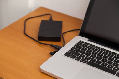 Defter, ofis masasının üstünde. Uzayı kopyala Çalışma alanı ve teknoloji. Not defteri konsepti. Merkez ofis kavramı.
