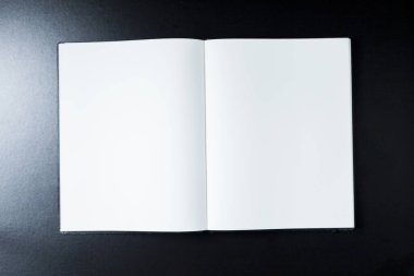 Kırtasiye aksesuarlarıyla boş defterleri aç. Üst Manzara. Notlar gönder. Gülümse. Boş defter konsepti. Gülme konsepti.