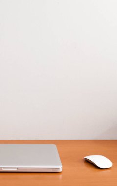 Defter, ofis masasının üstünde. Uzayı kopyala Çalışma alanı ve teknoloji. Not defteri konsepti. Merkez ofis kavramı.