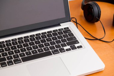 Defter, ofis masasının üstünde. Uzayı kopyala Çalışma alanı ve teknoloji. Not defteri konsepti. Merkez ofis kavramı.