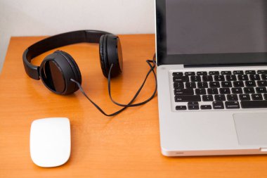 Defter, ofis masasının üstünde. Uzayı kopyala Çalışma alanı ve teknoloji. Not defteri konsepti. Merkez ofis kavramı.