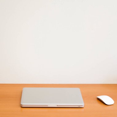 Defter, ofis masasının üstünde. Uzayı kopyala Çalışma alanı ve teknoloji. Not defteri konsepti. Merkez ofis kavramı.