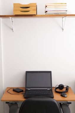 Kulaklıklı bir defter masanın üstünde. Podcast. Akıyor. Not defteri konsepti. Kulaklık konsepti.