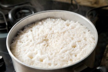 Fırının üstünde şömineyi yakan pilav pişiricisi. Pirinç kavramı. Yiyecek konsepti.