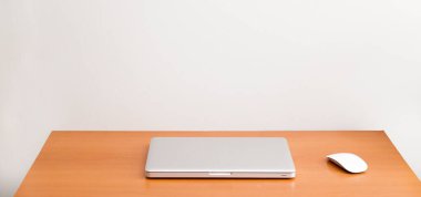 Defter, ofis masasının üstünde. Uzayı kopyala Çalışma alanı ve teknoloji. Not defteri konsepti. Merkez ofis kavramı.