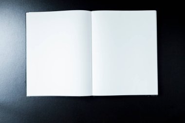 Kırtasiye aksesuarlarıyla boş defterleri aç. Üst Manzara. Notlar gönder. Gülümse. Boş defter konsepti. Gülme konsepti.