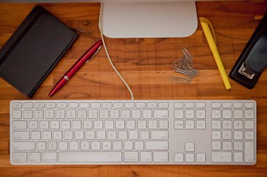 Temiz ve ofis bilgisayarının klavyesini kullanmaya hazır. Evde, karantinada temiz ve sterilize edilmiş aksesuarlarla çalışmak. Merkez ofis konsepti. Teknoloji konsepti.