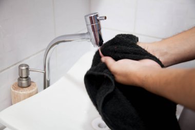 Virüse karşı ellerini yıkıyorsun..