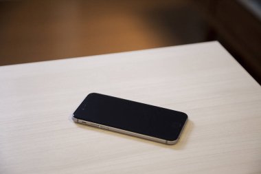 Koronavirüsü önlemek için cep telefonunu temizliyorum.