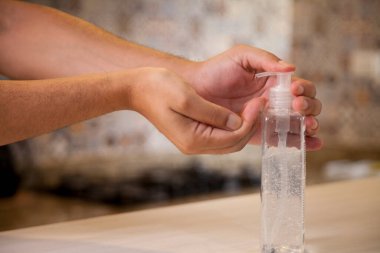 Ellerine alkol jeli sürüyorum.