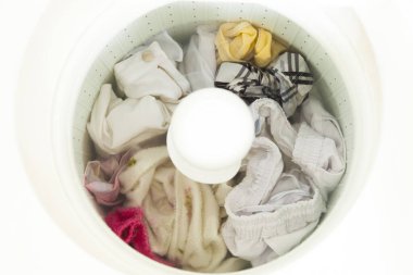 Çamaşır makinası kirli çamaşırları temizlemek için kullanılıyor ve muhtemelen kovid-19 ile kirletilmiş. Bakterileri önlemek için karantina sırasında. Temizlik konsepti Kıyafet konsepti.