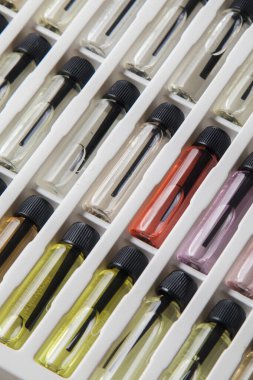 Masadaki makyaj çantasındaki farklı koku ve aromalı renkli parfüm şişeleri. Güzellik konsepti. Kadınsı bir kavram. Renkli konsept.