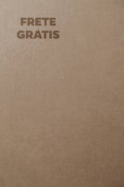 Tarafsız bir arkaplanı olan boş bir odada, yere bırakılan kutuda yazılı siparişin olduğu karton kutu. Teslimat. Ekonomi kavramı. İş konsepti. alışveriş kavramı. 