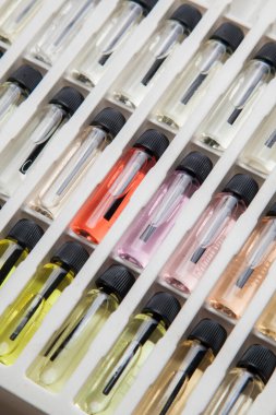 Masadaki makyaj çantasındaki farklı koku ve aromalı renkli parfüm şişeleri. Güzellik konsepti. Kadınsı bir kavram. Renkli konsept.