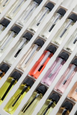 Masadaki makyaj çantasındaki farklı koku ve aromalı renkli parfüm şişeleri. Güzellik konsepti. Kadınsı bir kavram. Renkli konsept.