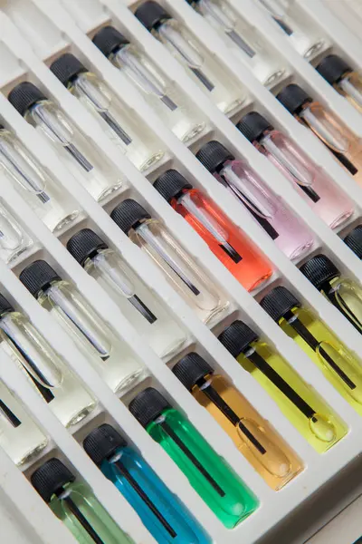 Masadaki makyaj çantasındaki farklı koku ve aromalı renkli parfüm şişeleri. Güzellik konsepti. Kadınsı bir kavram. Renkli konsept.