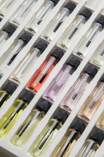 Masadaki makyaj çantasındaki farklı koku ve aromalı renkli parfüm şişeleri. Güzellik konsepti. Kadınsı bir kavram. Renkli konsept.