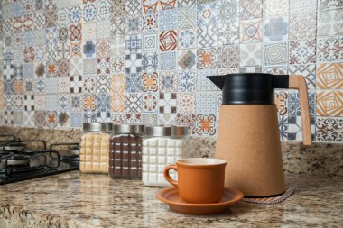 Kahve termoslu kahvaltı masası, bir fincan şeker, kahve ve sos. Arka planda fayanslarla süslenmiş tipik Brezilya mutfağı. Yemek konsepti. Kahvaltı konsepti. 