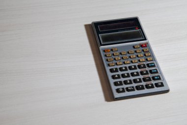 Masadaki bilimsel hesap makinesi banka hesaplarını, faturaları ve aylık ödemeleri hesaplamaya hazır. Ayrıca yönetim ve muhasebe fakültesi alıştırmaları yapmak için. Hesaplama konsepti. Hesaplar