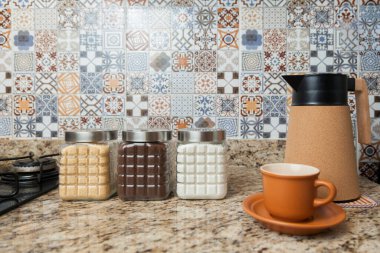 Kahve termoslu kahvaltı masası, bir fincan şeker, kahve ve sos. Arka planda fayanslarla süslenmiş tipik Brezilya mutfağı. Yemek konsepti. Kahvaltı konsepti. 