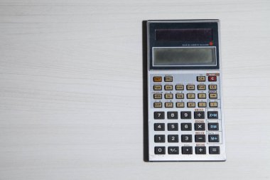 Masadaki bilimsel hesap makinesi banka hesaplarını, faturaları ve aylık ödemeleri hesaplamaya hazır. Ayrıca yönetim ve muhasebe fakültesi alıştırmaları yapmak için. Hesaplama konsepti. Hesaplar