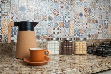 Kahve termoslu kahvaltı masası, bir fincan şeker, kahve ve sos. Arka planda fayanslarla süslenmiş tipik Brezilya mutfağı. Yemek konsepti. Kahvaltı konsepti. 