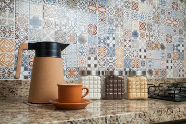 Kahve termoslu kahvaltı masası, bir fincan şeker, kahve ve sos. Arka planda fayanslarla süslenmiş tipik Brezilya mutfağı. Yemek konsepti. Kahvaltı konsepti. 