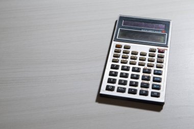 Masadaki bilimsel hesap makinesi banka hesaplarını, faturaları ve aylık ödemeleri hesaplamaya hazır. Ayrıca yönetim ve muhasebe fakültesi alıştırmaları yapmak için. Hesaplama konsepti. Hesaplar