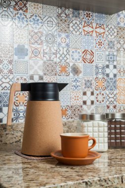 Kahve termoslu kahvaltı masası, bir fincan şeker, kahve ve sos. Arka planda fayanslarla süslenmiş tipik Brezilya mutfağı. Yemek konsepti. Kahvaltı konsepti. 