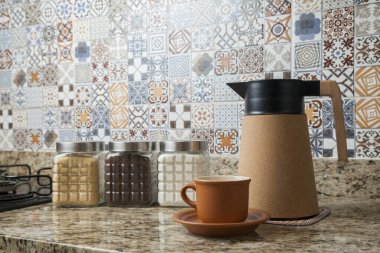 Kahve termoslu kahvaltı masası, bir fincan şeker, kahve ve sos. Arka planda fayanslarla süslenmiş tipik Brezilya mutfağı. Yemek konsepti. Kahvaltı konsepti. 