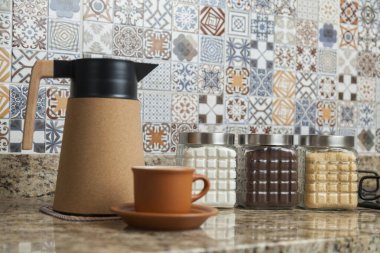 Kahve termoslu kahvaltı masası, bir fincan şeker, kahve ve sos. Arka planda fayanslarla süslenmiş tipik Brezilya mutfağı. Yemek konsepti. Kahvaltı konsepti. 