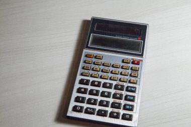 Masadaki bilimsel hesap makinesi banka hesaplarını, faturaları ve aylık ödemeleri hesaplamaya hazır. Ayrıca yönetim ve muhasebe fakültesi alıştırmaları yapmak için. Hesaplama konsepti. Hesaplar