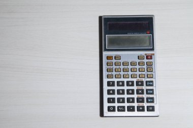 Masadaki bilimsel hesap makinesi banka hesaplarını, faturaları ve aylık ödemeleri hesaplamaya hazır. Ayrıca yönetim ve muhasebe fakültesi alıştırmaları yapmak için. Hesaplama konsepti. Hesaplar