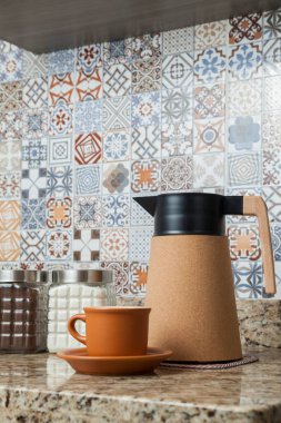 Kahve termoslu kahvaltı masası, bir fincan şeker, kahve ve sos. Arka planda fayanslarla süslenmiş tipik Brezilya mutfağı. Yemek konsepti. Kahvaltı konsepti. 