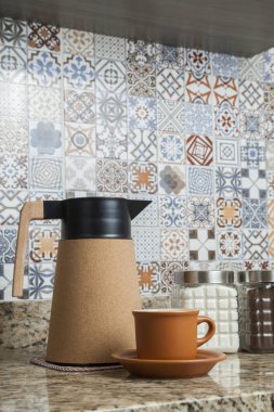 Kahve termoslu kahvaltı masası, bir fincan şeker, kahve ve sos. Arka planda fayanslarla süslenmiş tipik Brezilya mutfağı. Yemek konsepti. Kahvaltı konsepti. 