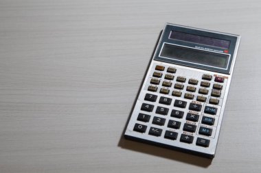 Masadaki bilimsel hesap makinesi banka hesaplarını, faturaları ve aylık ödemeleri hesaplamaya hazır. Ayrıca yönetim ve muhasebe fakültesi alıştırmaları yapmak için. Hesaplama konsepti. Hesaplar