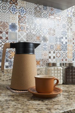 Kahve termoslu kahvaltı masası, bir fincan şeker, kahve ve sos. Arka planda fayanslarla süslenmiş tipik Brezilya mutfağı. Yemek konsepti. Kahvaltı konsepti. 