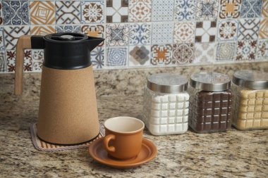 Kahve termoslu kahvaltı masası, bir fincan şeker, kahve ve sos. Arka planda fayanslarla süslenmiş tipik Brezilya mutfağı. Yemek konsepti. Kahvaltı konsepti. 