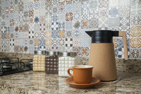 Kahve termoslu kahvaltı masası, bir fincan şeker, kahve ve sos. Arka planda fayanslarla süslenmiş tipik Brezilya mutfağı. Yemek konsepti. Kahvaltı konsepti. 