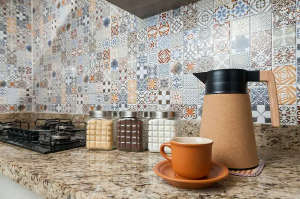 Kahve termoslu kahvaltı masası, bir fincan şeker, kahve ve sos. Arka planda fayanslarla süslenmiş tipik Brezilya mutfağı. Yemek konsepti. Kahvaltı konsepti. 