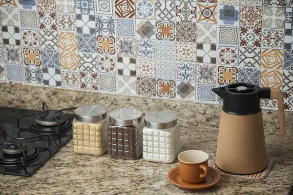 Kahve termoslu kahvaltı masası, bir fincan şeker, kahve ve sos. Arka planda fayanslarla süslenmiş tipik Brezilya mutfağı. Yemek konsepti. Kahvaltı konsepti. 